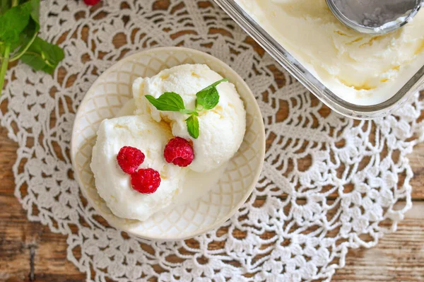 Ahududulu Yapımı Vanilyalı Dondurma — Stok fotoğraf