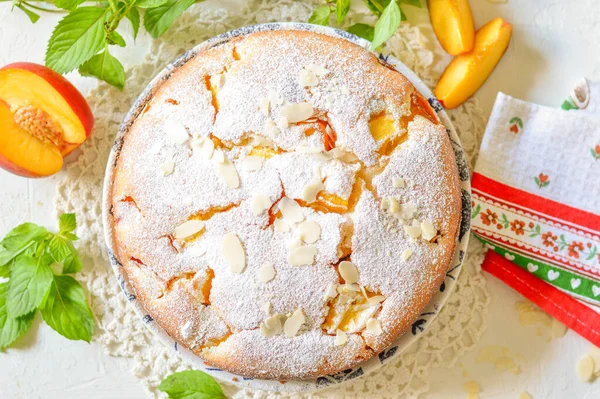 Torta Caseira Com Nectarinas Pêssegos Fundo Leve Decorado Com Raminhos — Fotografia de Stock