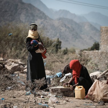  Taiz _ Yemen _ 22 Ağustos 2016: Taiz 'deki savaş nedeniyle evlerinden uzaklaştırılan Yemenli kadınlar açık havada yaşıyor