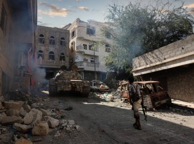 Taiz Yemen - 16 Kasım 2016: El-Houthi milisleri Taiz City ile çatışmalarda Yemen Savaşçıları ulusal orduda 