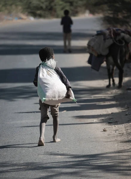 Taiz Yemen Feb 2017 Niño Vive Aire Libre Con Familia —  Fotos de Stock