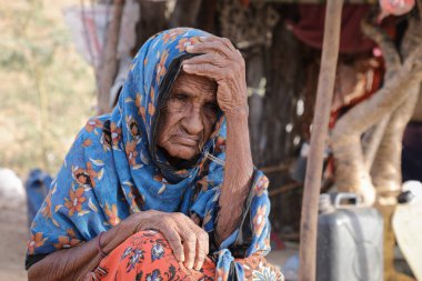 Taiz Yemen - 18 Şubat 2022: Taiz 'deki savaş nedeniyle evlerinden uzaklaştırılan Yemenli kadınlar açık havada yaşıyor