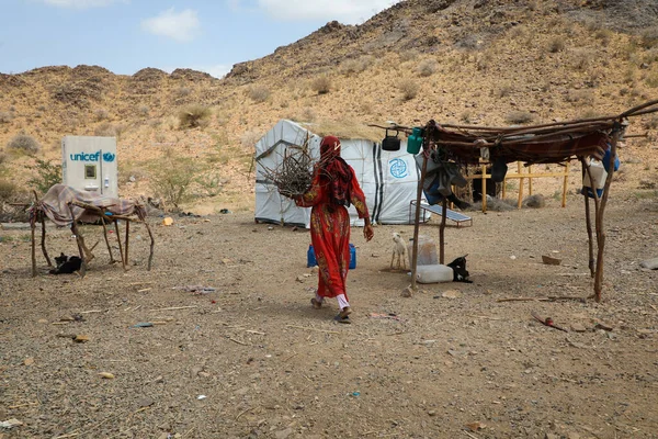 Taiz Yemen - 18 Şubat 2022: Taiz 'deki savaş nedeniyle evlerinden uzaklaştırılan Yemenli kadınlar açık havada yaşıyor