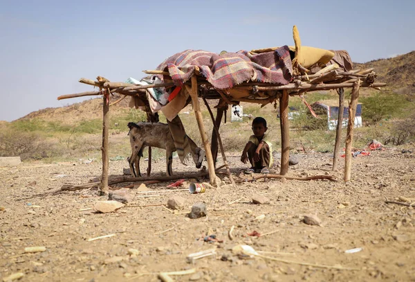 Тайз Йемен Февраля 2022 Года Печальный Ребенок Ищет Воду Лагерях — стоковое фото