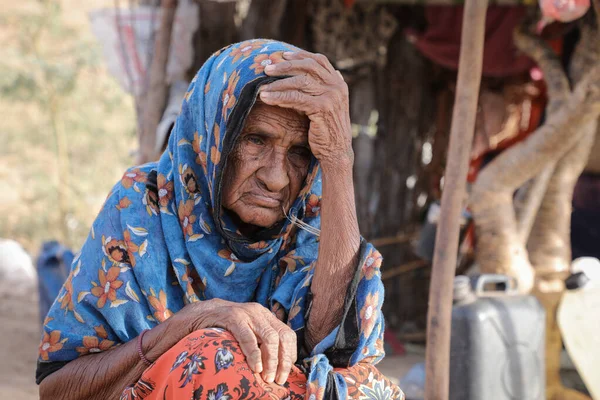 Taiz Yemen - 18 Şubat 2022: Taiz 'deki savaş nedeniyle evlerinden uzaklaştırılan Yemenli kadınlar açık havada yaşıyor