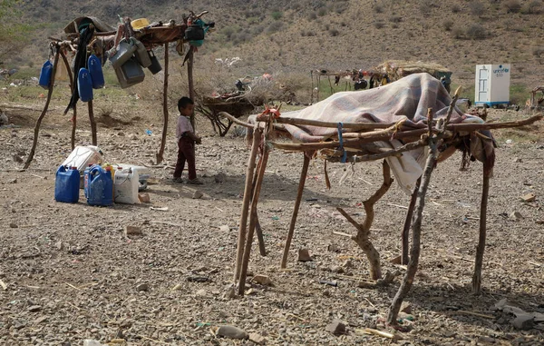 Taiz Yemen - 18 Şubat 2022: Taiz, Yemen 'deki savaştan sürülenler için kamplarda su arayan üzgün bir çocuk görülüyor 