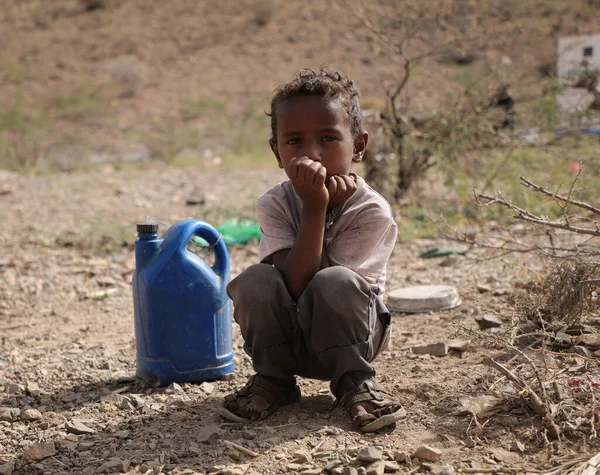 Taiz Yemen Feb 2022 Сумна Дитина Шукає Воду Таборах Переміщених Стокова Картинка