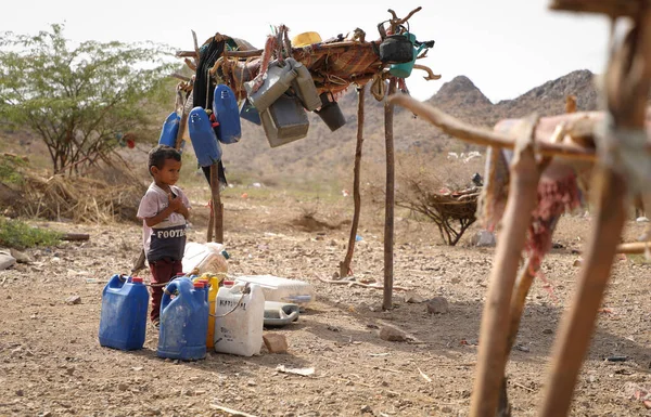 Taiz Yemen Feb 2022 Сумна Дитина Шукає Воду Таборах Переміщених Стокове Зображення