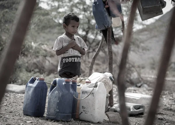 Taiz Yemen Feb 2022 Сумна Дитина Шукає Воду Таборах Переміщених Ліцензійні Стокові Зображення