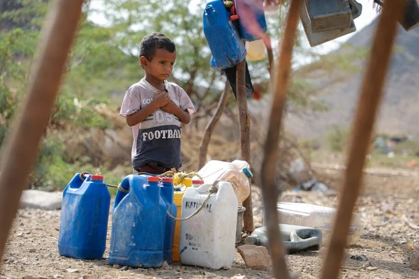 Taiz Yemen Feb 2022 Сумна Дитина Шукає Воду Таборах Переміщених Ліцензійні Стокові Зображення