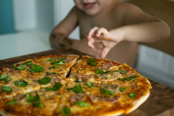 Słodkie Dziecko Chłopiec Jedzenie Domu Pizzy Kuchni Domu — Zdjęcie stockowe