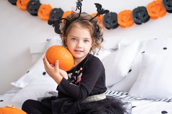 Vicces Kaukázusi Gyerek Lány Boszorkány Jelmez Szórakozás Díszített Halloween Hálószoba — Stock Fotó