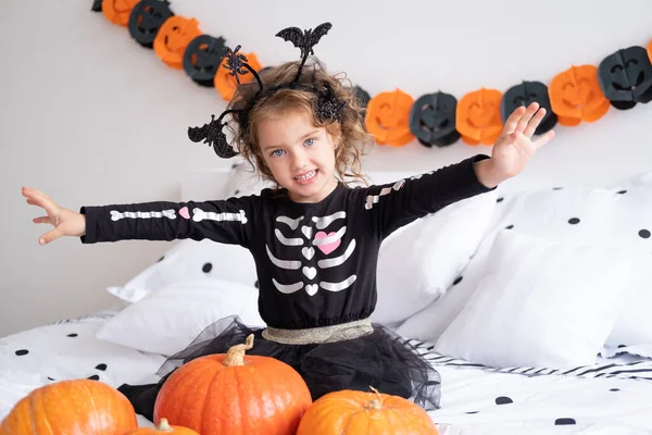 Vicces Kaukázusi Gyerek Lány Boszorkány Jelmez Szórakozás Díszített Halloween Hálószoba — Stock Fotó