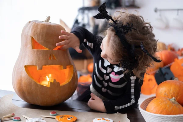 Aranyos Lány Jelmez Boszorkány Tök Otthon Konyhában Szórakozás Ünneplés Halloween — Stock Fotó