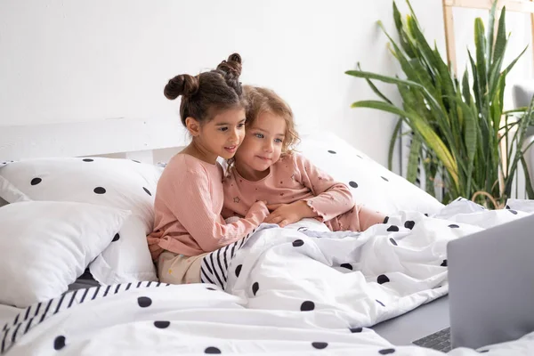 Niñas Lindas Niños Pequeños Pijama Usando Ordenador Portátil Cama Casa Imagen De Stock
