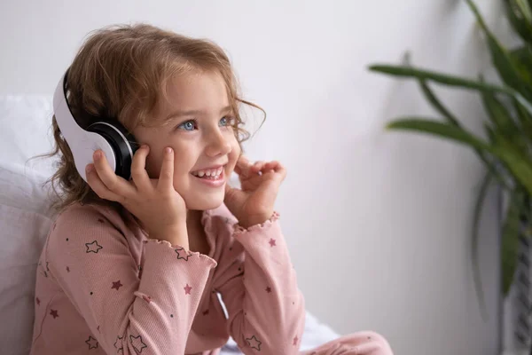 Sonriente Niña Feliz Pijama Con Auriculares Inalámbricos Escuchando Música Cama Imágenes De Stock Sin Royalties Gratis