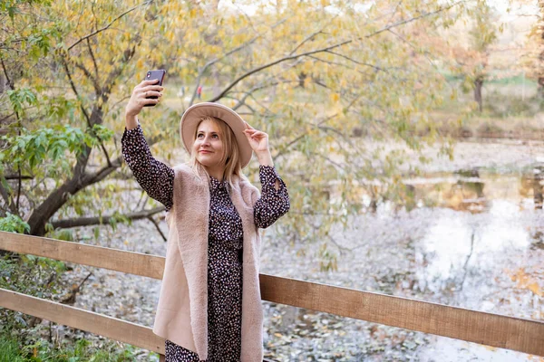 Hermosa Mujer Ropa Moda Sombrero Toma Selfie Teléfono Naturaleza Otoño —  Fotos de Stock