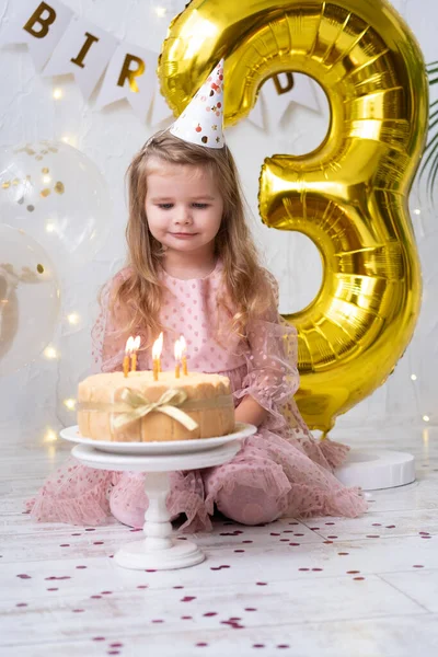 Mignon petit enfant fille souffler des bougies sur gâteau d'anniversaire et de célébrer anniversaire — Photo