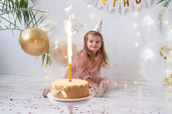 Niña linda feliz niño sentado con pastel de cumpleaños con vela encendida y la celebración de cumpleaños Fotos De Stock Sin Royalties Gratis