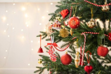 Altın ve kırmızı oyuncaklarla süslenmiş Noel ağacı.