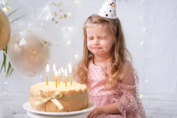 Mignon petit enfant fille souffler des bougies sur gâteau d'anniversaire et de célébrer anniversaire — Photo
