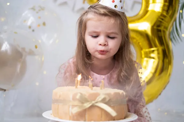 Menina bonito soprando velas no bolo de aniversário e celebrando aniversário — Fotografia de Stock