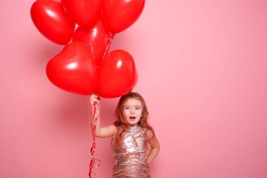 Pembe arka planda romantik kırmızı kalp balonları olan, pullu güzel bir kız çocuğu.