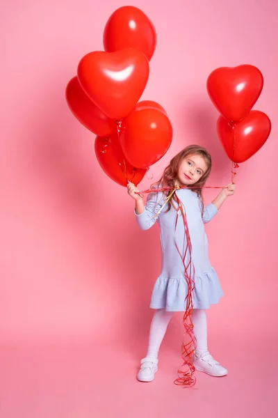 Menina bonita com balões românticos coração vermelho no fundo rosa. Conceito de Dia dos Namorados — Fotografia de Stock