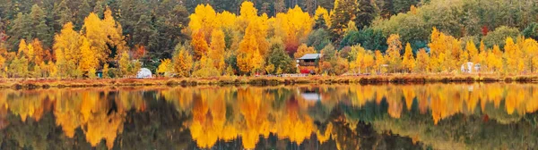 Lesní Jezero Podzim Barevná Podzimní Krajina Klid Cestování Nápis — Stock fotografie
