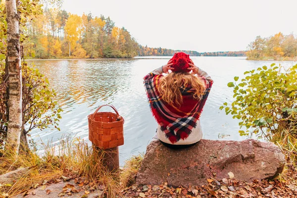 Mulher Solitária Está Sentada Margem Lago Florestal Paisagem Outono Calma — Fotografia de Stock