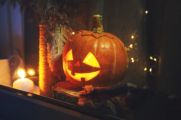 Zucca Intagliata Guarda Fuori Dalla Finestra Jack Lantern Concetto Halloween — Foto Stock