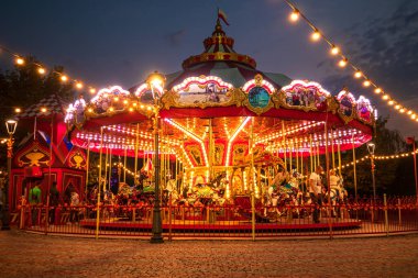 Sonbahar parkındaki gece atlıkarıncasında. Olimpiyat Köyü 'ndeki Sochi Parkı. Sochi, Rusya - 15 Ekim 2021. 