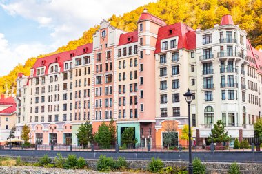 Rosa Khutor Resort 'daki setin oradaki renkli evler. Sochi, Esto-Sadok, Rusya - 13 Ekim 2021. 