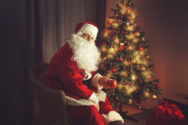 Autêntico Papai Noel Senta Perto Árvore Natal Com Uma Caneca — Fotografia de Stock