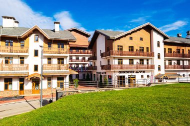 Rosa Khutor Resort 'ta geleneksel dağ evleri ve oteller. Kafkas Dağları 'ndaki dağ olimpiyat köyü. Sochi, Esto-Sadok, Rusya - 14 Ekim 2021. 