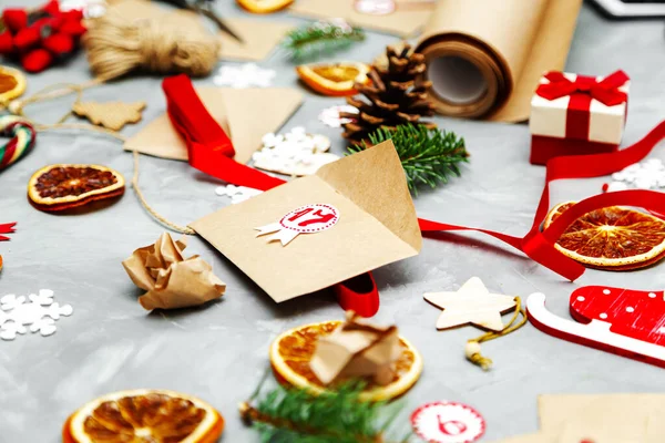 准备女修道院日历 为儿童准备的带有礼物的生态工艺信封 季节性圣诞传统 — 图库照片
