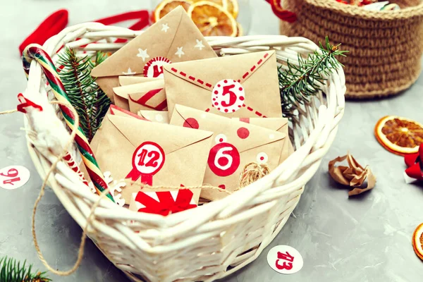 Adventskalender Wachtend Kerstmis Verzameling Van Kleine Enveloppen Mand Met Nummers — Stockfoto