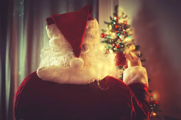 Prawdziwy Święty Mikołaj Pije Gorącą Czekoladę Wnętrze Domu Świąteczne Dekoracje — Zdjęcie stockowe