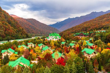 Evleri olan sonbahar dağ manzarası. Yukarıdan bak. Sochi, Rusya - 13 Ekim 2021