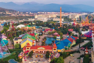 Olympic Village 'daki eğlence parkı. Üst Manzara. Sochi, Rusya - 15 Ekim 2021. 