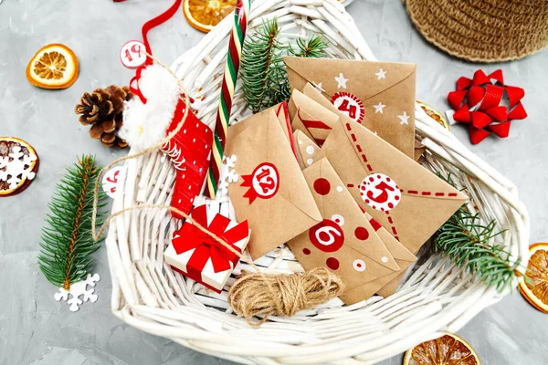 Adventskalender Wachtend Kerstmis Verzameling Van Kleine Enveloppen Mand Seizoensgebonden Kersttraditie — Stockfoto