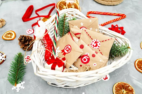 不要用日历等圣诞节 收集装在篮子里的小信封 里面装着儿童的号码和任务 季节性圣诞传统 — 图库照片