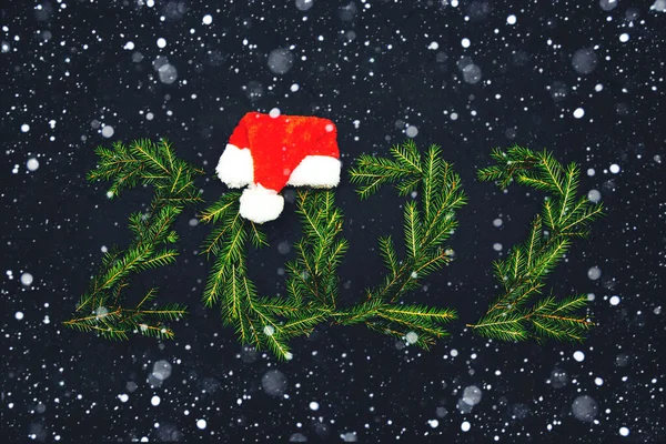 Номера 2022 Сделаны Еловых Ветвей Белоснежка Темный Фон Новогодний Рождественский — стоковое фото
