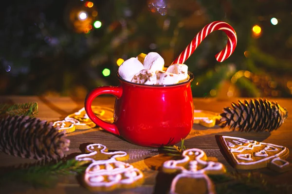红杯加可可豆和棉花糖自制姜饼 传统圣诞装饰品 — 图库照片