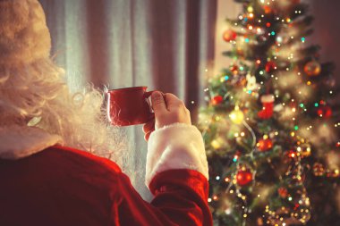 Otantik Noel Baba sıcak çikolata içiyor. Ev dekorasyonu, Noel süslemeleri. Yeni yıl ve Noel konsepti. 