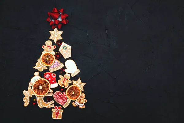 Kerstboom Gemaakt Van Peperkoek Specerijen Een Donkere Achtergrond Begrepen Ruimte — Stockfoto
