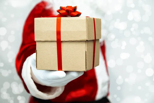 Papai Noel Luva Mãos Segurando Uma Caixa Presente Com Fita — Fotografia de Stock