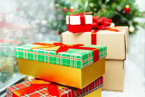 Kerst Nieuwjaar Decoraties Geschenkdozen Dennentakken Bloemenslinger Vensterbank Gezellige Kerst — Stockfoto