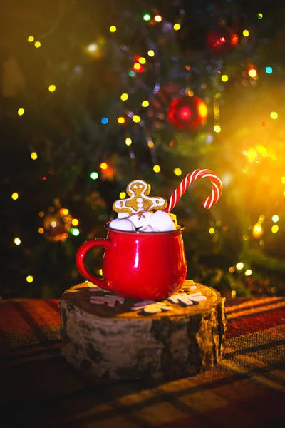 Rote Tasse Mit Kakao Und Marshmallows Hausgemachte Lebkuchen Traditioneller Weihnachtsschmuck — Stockfoto