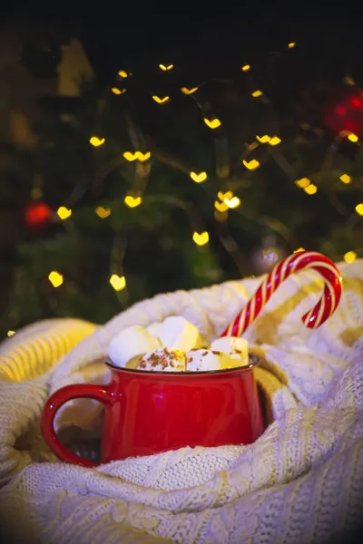 Tazza Rossa Con Cacao Marshmallow Decorazioni Natalizie Tradizionali — Foto Stock